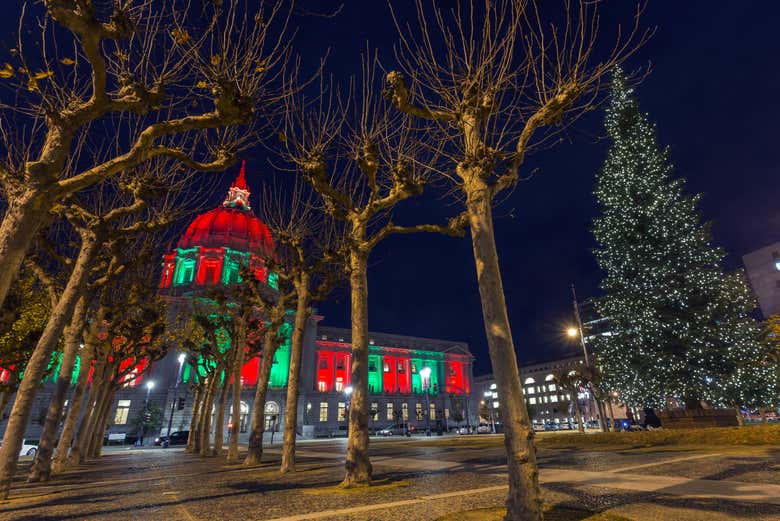 El Ayuntamiento de San Francisco decorado en Navidad
