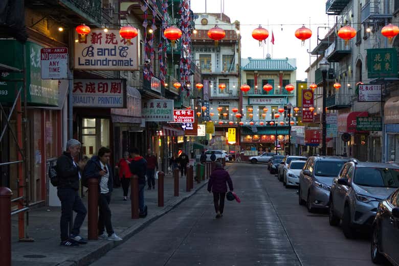 Paseando por Chinatown mientras empieza a caer la noche