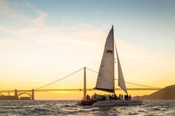 Paseo en catamarán al atardecer